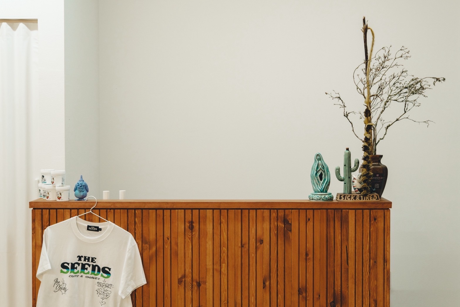 The seedsのロゴTシャツと店内ディスプレイ