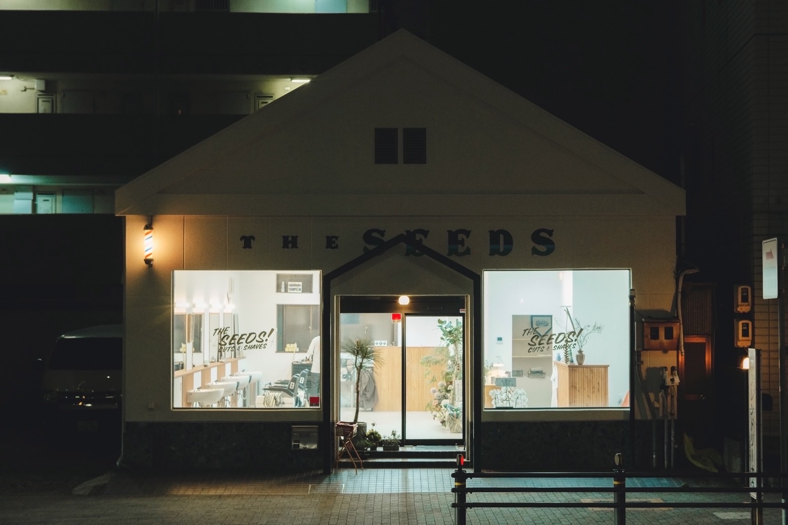 夜のThe seeds店舗外観